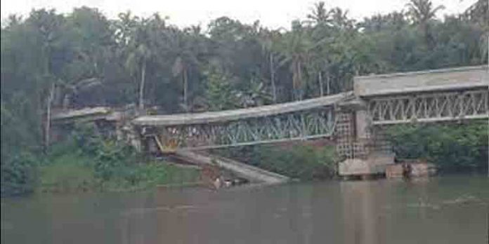 കൂളിമാട് പാലത്തില് നിര്മാണത്തിനിടെ തകര്ന്നുവീണ ബീമുകള് ഉടന് നീക്കിത്തുടങ്ങും കൂളിമാട് പാലത്തില് നിര്മാണത്തിനിടെ തകര്ന്നുവീണ ബീമുകള് ഉടന് നീക്കിത്തുടങ്ങും