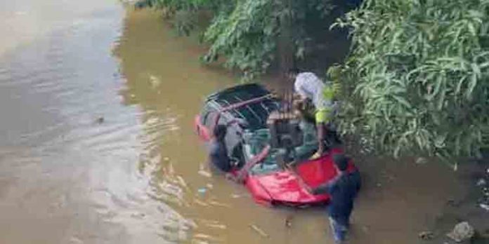 കാര് പുഴയിലേക്ക് മറിഞ്ഞ് ഒരാള് മരിച്ചു കാര് പുഴയിലേക്ക് മറിഞ്ഞ് ഒരാള് മരിച്ചു