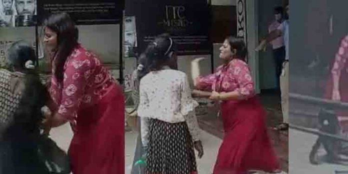 നടുറോഡില് യുവതിയെ ആക്രമിച്ച സംഭവത്തില് ബ്യൂട്ടിപാര്ലര് ഉടമയായ സ്ത്രീ അറസ്റ്റില് നടുറോഡില് യുവതിയെ ആക്രമിച്ച സംഭവത്തില് ബ്യൂട്ടിപാര്ലര് ഉടമയായ സ്ത്രീ അറസ്റ്റില്