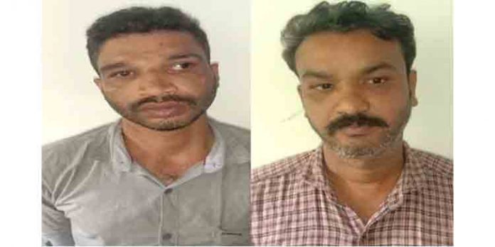 നാലു കിലോ കഞ്ചാവുമായി രണ്ടുപേര് പിടിയില് നാലു കിലോ കഞ്ചാവുമായി രണ്ടുപേര് പിടിയില്