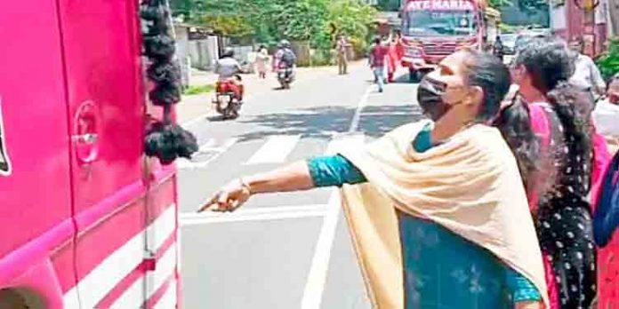 മരണപ്പാച്ചില് നടത്തിയാല് ചൂലെടുക്കും ; സ്വകാര്യ ബസുകള്ക്കെതിരെ കുടുംബശ്രീ പ്രവര്ത്തകര് മരണപ്പാച്ചില് നടത്തിയാല് ചൂലെടുക്കും ; സ്വകാര്യ ബസുകള്ക്കെതിരെ കുടുംബശ്രീ പ്രവര്ത്തകര്
