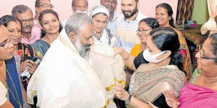 ആകെയുള്ള 78 സെന്റില് 28 സെന്റ് ഭൂരഹിതര്ക്കായി നല്കി വല്ലന പുതുപ്പറമ്പില് പി.എം ഹനീഫയും കുടുംബവും ആകെയുള്ള 78 സെന്റില് 28 സെന്റ് ഭൂരഹിതര്ക്കായി നല്കി വല്ലന പുതുപ്പറമ്പില് പി.എം ഹനീഫയും കുടുംബവും