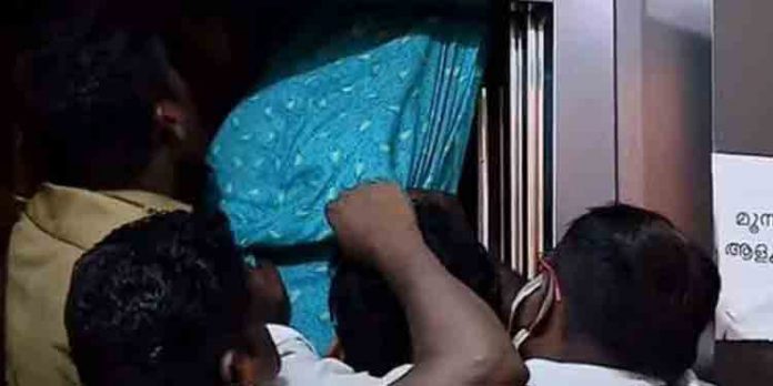 തലകുത്തനെ രോഗി ലിഫ്റ്റില് കുടുങ്ങി ; സാഹസികമായി രക്ഷപെടുത്തി ഫയര്ഫോഴ്സ് തലകുത്തനെ രോഗി ലിഫ്റ്റില് കുടുങ്ങി ; സാഹസികമായി രക്ഷപെടുത്തി ഫയര്ഫോഴ്സ്