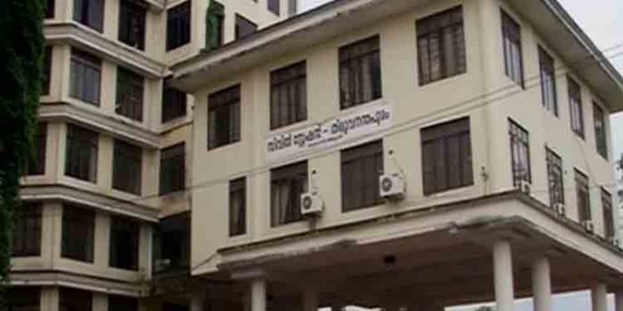 കോടതി ലോക്കറില് തൊണ്ടിമുതലായി സൂക്ഷിച്ചിരുന്ന 50 പവനോളം സ്വര്ണം കാണാതായി കോടതി ലോക്കറില് തൊണ്ടിമുതലായി സൂക്ഷിച്ചിരുന്ന 50 പവനോളം സ്വര്ണം കാണാതായി