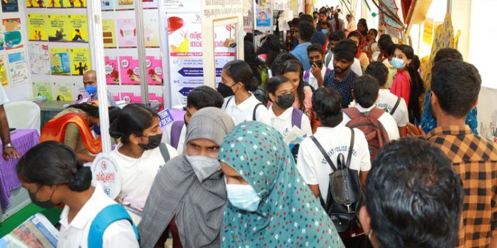 പോഷകാഹാരവും വഞ്ചിപ്പാട്ടും ; സന്ദര്ശകരെ കയ്യിലെടുത്ത് വനിതാ ശിശു വികസന വകുപ്പ് പോഷകാഹാരവും വഞ്ചിപ്പാട്ടും ; സന്ദര്ശകരെ കയ്യിലെടുത്ത് വനിതാ ശിശു വികസന വകുപ്പ്