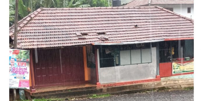തേക്കുതോട്ടിൽ കടകളുടെ ഓട് ഇളക്കി മോഷണം തേക്കുതോട്ടിൽ കടകളുടെ ഓട് ഇളക്കി മോഷണം