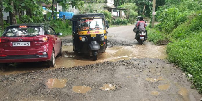 തേക്കുതോട്ടം മുക്ക് – എം എൽ എ പടി റോഡിൽ ജനങ്ങൾക്ക് ദുരിത യാത്ര തേക്കുതോട്ടം മുക്ക് – എം എൽ എ പടി റോഡിൽ ജനങ്ങൾക്ക് ദുരിത യാത്ര