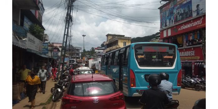 സംസ്ഥാന പാതയുടെ നിർമ്മാണം ഇഴയുന്നത് വിദ്യാർത്ഥികളുടെ യാത്ര ദുരിതം വർധിപ്പിക്കും സംസ്ഥാന പാതയുടെ നിർമ്മാണം ഇഴയുന്നത് വിദ്യാർത്ഥികളുടെ യാത്ര ദുരിതം വർധിപ്പിക്കും