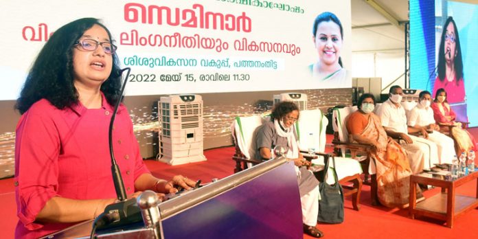 ലിംഗ വിവേചനം സ്ത്രീകളെ മാത്രം ബാധിക്കുന്ന ഒന്നല്ലെന്ന തിരിച്ചറിവാണ് ആദ്യം വേണ്ടതെന്ന് ജില്ലാ കളക്ടര് ഡോ.ദിവ്യ എസ് അയ്യര് ലിംഗ വിവേചനം സ്ത്രീകളെ മാത്രം ബാധിക്കുന്ന ഒന്നല്ലെന്ന തിരിച്ചറിവാണ് ആദ്യം വേണ്ടതെന്ന് ജില്ലാ കളക്ടര് ഡോ.ദിവ്യ എസ് അയ്യര്