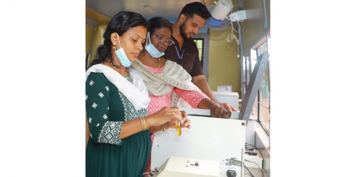 91 സാമ്പിളുകള് പരിശോധിച്ച് സഞ്ചരിക്കുന്ന ജില്ല മണ്ണ് പരിശോധന കേന്ദ്രം 91 സാമ്പിളുകള് പരിശോധിച്ച് സഞ്ചരിക്കുന്ന ജില്ല മണ്ണ് പരിശോധന കേന്ദ്രം