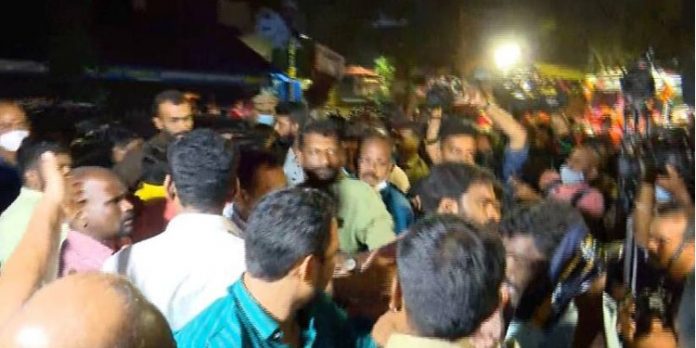 തിരുവനന്തപുരത്ത് മാധ്യമപ്രവർത്തകരെ ബിജെപി പ്രവർത്തകർ കയ്യേറ്റം ചെയ്ത സംഭവത്തിൽ പ്രതിഷേധം ശക്തം തിരുവനന്തപുരത്ത് മാധ്യമപ്രവർത്തകരെ ബിജെപി പ്രവർത്തകർ കയ്യേറ്റം ചെയ്ത സംഭവത്തിൽ പ്രതിഷേധം ശക്തം