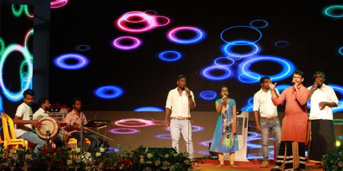 പ്രദര്ശനനഗരിയെ ഇളക്കി മറിച്ച് സുരേഷ് സോമയും സംഘവും അവതരിപ്പിച്ച ബോഡുബെറു പ്രദര്ശനനഗരിയെ ഇളക്കി മറിച്ച് സുരേഷ് സോമയും സംഘവും അവതരിപ്പിച്ച ബോഡുബെറു