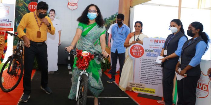 മോട്ടോര് വാഹന വകുപ്പിന്റെ സൈക്കിള് സ്ലോ റേസില് താരമായി ജില്ലാ കളക്ടര് മോട്ടോര് വാഹന വകുപ്പിന്റെ സൈക്കിള് സ്ലോ റേസില് താരമായി ജില്ലാ കളക്ടര്