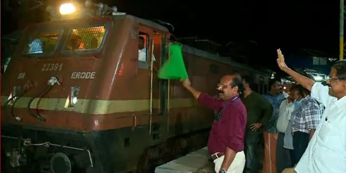 കോട്ടയത്തെ ഇരട്ടപ്പാത വഴി തീവണ്ടികൾ ഓടി തുടങ്ങി : ആദ്യം കടന്നു പോയത് പാലരുവി എക്സപ്രസ്സ് കോട്ടയത്തെ ഇരട്ടപ്പാത വഴി തീവണ്ടികൾ ഓടി തുടങ്ങി : ആദ്യം കടന്നു പോയത് പാലരുവി എക്സപ്രസ്സ്