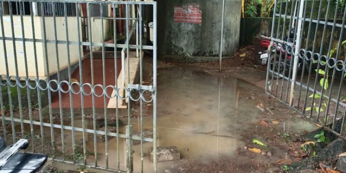 കുന്നന്താനം വില്ലേജ് ഓഫീസിനു മുന്നിലെ വെള്ളക്കെട്ട് പൊതുജനങ്ങൾക്കും ജീവനക്കാർക്കും ദുരിതമാകുന്നു കുന്നന്താനം വില്ലേജ് ഓഫീസിനു മുന്നിലെ വെള്ളക്കെട്ട് പൊതുജനങ്ങൾക്കും ജീവനക്കാർക്കും ദുരിതമാകുന്നു