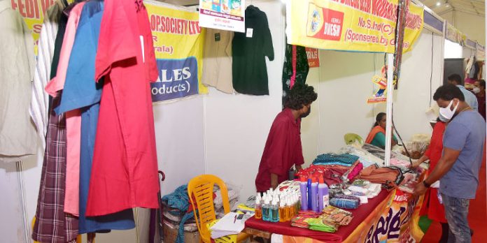 കടല് കടന്ന് പെരുമയാര്ജിച്ച കേരളത്തിന്റെ സ്വന്തം ദിനേശ് കടല് കടന്ന് പെരുമയാര്ജിച്ച കേരളത്തിന്റെ സ്വന്തം ദിനേശ്