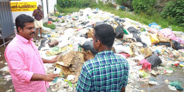 കോന്നി ചന്തയിലെ മാലിന്യപ്രശ്നം : ഗ്രാമപഞ്ചായത്ത് സെക്രട്ടറിക്ക് എംഎല്എയുടെ പരസ്യശാസന കോന്നി ചന്തയിലെ മാലിന്യപ്രശ്നം : ഗ്രാമപഞ്ചായത്ത് സെക്രട്ടറിക്ക് എംഎല്എയുടെ പരസ്യശാസന