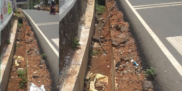 കോന്നി പൂങ്കാവ് റോഡിൽ ഓടക്ക് സ്ലാബ് ഇല്ലാത്തത് അപകട ഭീഷണി ഉയർത്തുന്നു കോന്നി പൂങ്കാവ് റോഡിൽ ഓടക്ക് സ്ലാബ് ഇല്ലാത്തത് അപകട ഭീഷണി ഉയർത്തുന്നു