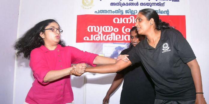 ഇടിച്ച് പപ്പടമാക്കാനും അറിയാം ഈ ജില്ലാ കളക്ടര്ക്ക് ഇടിച്ച് പപ്പടമാക്കാനും അറിയാം ഈ ജില്ലാ കളക്ടര്ക്ക്