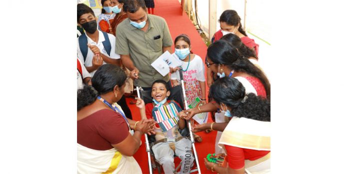 അവനും കൂടി അവരോടൊപ്പം ; എല്ലാം മറന്ന് ആടി അവനും കൂടി അവരോടൊപ്പം ; എല്ലാം മറന്ന് ആടി