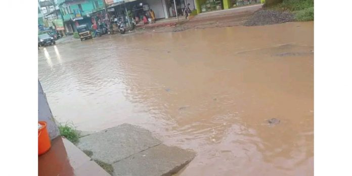 കോന്നിയിലെ വെള്ളക്കെട്ട് ജനങ്ങൾക്ക് ബുദ്ധിമുട്ട് സൃഷ്ടിച്ചു കോന്നിയിലെ വെള്ളക്കെട്ട് ജനങ്ങൾക്ക് ബുദ്ധിമുട്ട് സൃഷ്ടിച്ചു