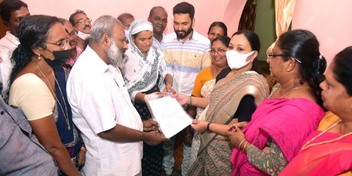 നന്ദി അറിയിച്ച് സമ്മതദാനപത്രം ഏറ്റുവാങ്ങി മന്ത്രി ; ലൈഫ് പദ്ധതിയിലേക്ക് 28 സെന്റ് സ്ഥലം സംഭാവന ചെയ്ത് പി.എം. ഹനീഫയും കുടുംബവും നന്ദി അറിയിച്ച് സമ്മതദാനപത്രം ഏറ്റുവാങ്ങി മന്ത്രി ; ലൈഫ് പദ്ധതിയിലേക്ക് 28 സെന്റ് സ്ഥലം സംഭാവന ചെയ്ത് പി.എം. ഹനീഫയും കുടുംബവും