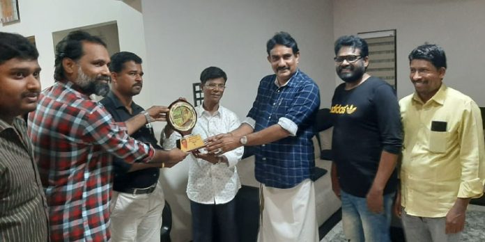 അഭിനയ കുലപതി ഇന്ദ്രൻസിന് ആദരം നൽകി അഭിനയ കുലപതി ഇന്ദ്രൻസിന് ആദരം നൽകി