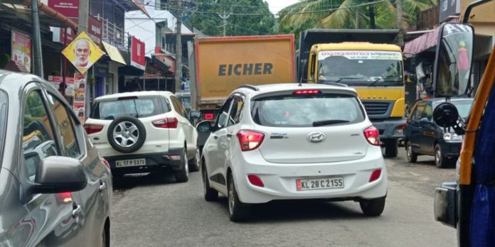 അനധികൃത പാർക്കിങ് ; ചുങ്കപ്പാറ – പൊന്തൻ പുഴ റോഡ് ഗതാഗതക്കുരുക്കിൽ അനധികൃത പാർക്കിങ് ; ചുങ്കപ്പാറ – പൊന്തൻ പുഴ റോഡ് ഗതാഗതക്കുരുക്കിൽ