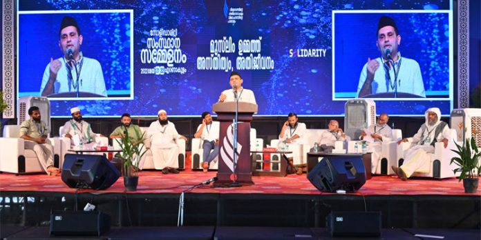 സമുദായത്തിന്റെ അതിജീവനം മുസ്ലിം കൂട്ടായ്മകളുടെ മുഖ്യ അജണ്ടയാവണം : സയ്യിദ് മുനവ്വർ അലി തങ്ങൾ സമുദായത്തിന്റെ അതിജീവനം മുസ്ലിം കൂട്ടായ്മകളുടെ മുഖ്യ അജണ്ടയാവണം : സയ്യിദ് മുനവ്വർ അലി തങ്ങൾ