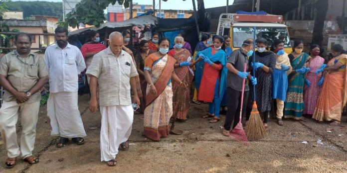 പഴവങ്ങാടി ഗ്രാമപഞ്ചായത്തിൽ മഴക്കാല പൂർവ്വ ശുചീകരണം നടത്തി പഴവങ്ങാടി ഗ്രാമപഞ്ചായത്തിൽ മഴക്കാല പൂർവ്വ ശുചീകരണം നടത്തി