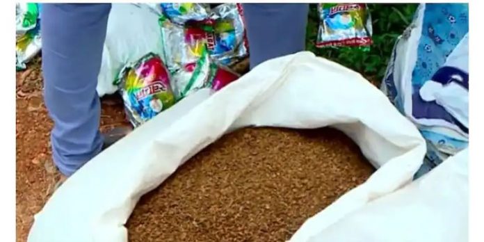 കാസര്കോട് ആള്ത്താമസമില്ലാത്ത വീട്ടില് ആയിരം കിലോ പാന് മസാല ; അന്വേഷണം കാസര്കോട് ആള്ത്താമസമില്ലാത്ത വീട്ടില് ആയിരം കിലോ പാന് മസാല ; അന്വേഷണം