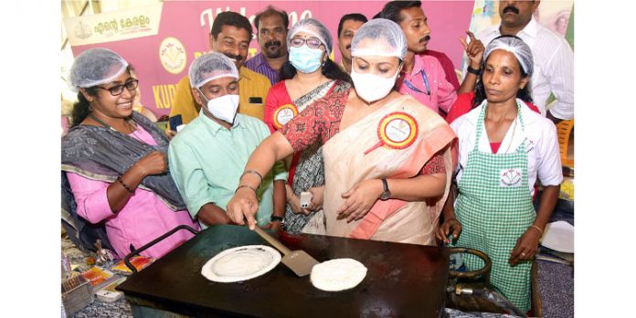 കുടുംബശ്രീ ഫുഡ് കോര്ട്ടില് മന്ത്രിയുടെ വക ദോശ കുടുംബശ്രീ ഫുഡ് കോര്ട്ടില് മന്ത്രിയുടെ വക ദോശ