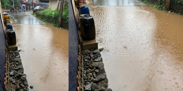 മഴ പെയ്താൽ മാമുക്കിലെ ഇടറോഡ് തോട് ; ദുരിതത്തിൽ നാട്ടുകാർ മഴ പെയ്താൽ മാമുക്കിലെ ഇടറോഡ് തോട് ; ദുരിതത്തിൽ നാട്ടുകാർ