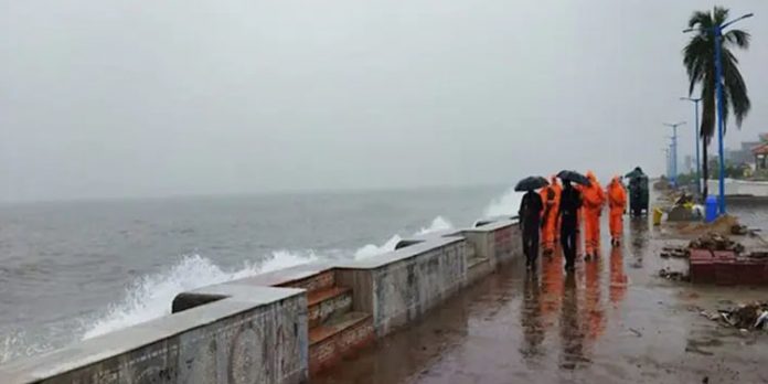 അസാനിയിൽ ആന്ധ്ര തീരത്ത് കനത്ത മഴ ; വിമാന ട്രെയിൻ സർവീസുകൾ വെട്ടിച്ചുരുക്കി – കനത്ത ജാഗ്രത അസാനിയിൽ ആന്ധ്ര തീരത്ത് കനത്ത മഴ ; വിമാന ട്രെയിൻ സർവീസുകൾ വെട്ടിച്ചുരുക്കി – കനത്ത ജാഗ്രത