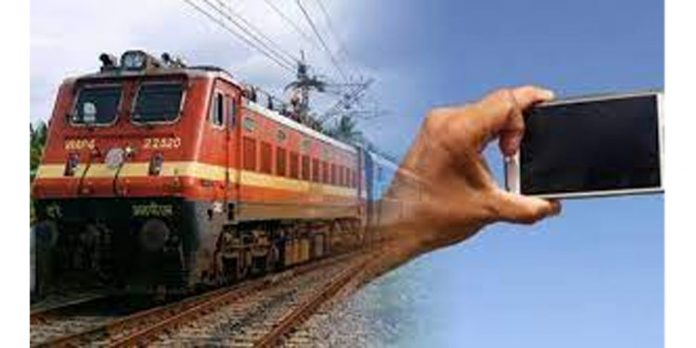 സെൽഫി എടുക്കുന്നതിനിടെ വിദ്യാർത്ഥിനി ട്രെയിൻ തട്ടി മരിച്ചു സെൽഫി എടുക്കുന്നതിനിടെ വിദ്യാർത്ഥിനി ട്രെയിൻ തട്ടി മരിച്ചു