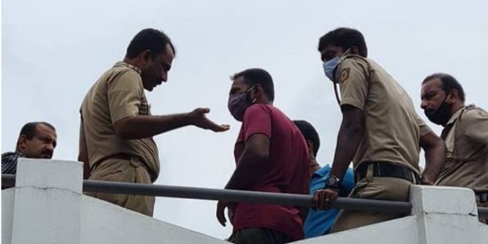വൈദ്യന്റെ കൊലപാതകം ; രക്തക്കറ കണ്ടെത്താൻ അന്വേഷണ സംഘം – തെളിവെടുപ്പ് തുടരും വൈദ്യന്റെ കൊലപാതകം ; രക്തക്കറ കണ്ടെത്താൻ അന്വേഷണ സംഘം – തെളിവെടുപ്പ് തുടരും