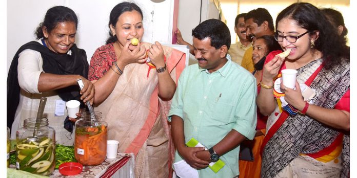കുഞ്ഞി തലയിണയും കൂട്ടിലെ കോഴിയും കുഞ്ഞും ; ആദ്യദിനംതന്നെ സജീവമായി ഫുഡ് കോര്ട്ട് കുഞ്ഞി തലയിണയും കൂട്ടിലെ കോഴിയും കുഞ്ഞും ; ആദ്യദിനംതന്നെ സജീവമായി ഫുഡ് കോര്ട്ട്