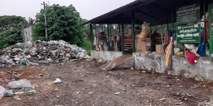 മാലിന്യം കുന്നുകൂടി കോന്നി നാരായണ പുരം ചന്ത മാലിന്യം കുന്നുകൂടി കോന്നി നാരായണ പുരം ചന്ത