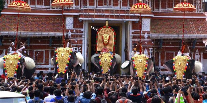 പൂരാവേശത്തില് തൃശ്ശൂര് ; പുറപ്പാട് ആരംഭിച്ചു, കുടമാറ്റം വൈകീട്ട് പൂരാവേശത്തില് തൃശ്ശൂര് ; പുറപ്പാട് ആരംഭിച്ചു, കുടമാറ്റം വൈകീട്ട്