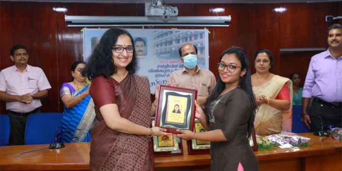 സിവില് സര്വീസ് പരീക്ഷയില് മികച്ച വിജയം നേടിയവരെ ജില്ലാ കളക്ടര് ആദരിച്ചു സിവില് സര്വീസ് പരീക്ഷയില് മികച്ച വിജയം നേടിയവരെ ജില്ലാ കളക്ടര് ആദരിച്ചു