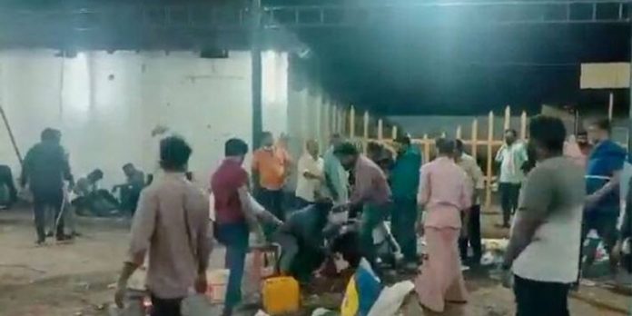 ഇടപ്പള്ളി പള്ളിയിൽ കോഴി നേർച്ചയ്ക്കിടെ കൂട്ടയടി ഇടപ്പള്ളി പള്ളിയിൽ കോഴി നേർച്ചയ്ക്കിടെ കൂട്ടയടി