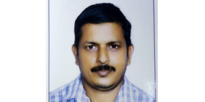 റോഡ് മുറിച്ചു കടക്കുന്നതിനിടെ കാറിടിച്ച് യുവാവ് മരിച്ചു റോഡ് മുറിച്ചു കടക്കുന്നതിനിടെ കാറിടിച്ച് യുവാവ് മരിച്ചു
