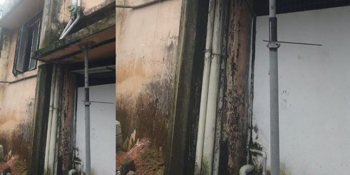 കോന്നി താലൂക്ക് ആശുപത്രിയിലെ ശുചിമുറി മാലിന്യം പുറത്തേക്ക് ഒഴുകുന്നു കോന്നി താലൂക്ക് ആശുപത്രിയിലെ ശുചിമുറി മാലിന്യം പുറത്തേക്ക് ഒഴുകുന്നു