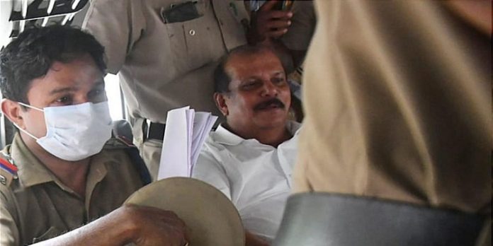 വിദ്വേഷം പ്രസംഗം ; പിസി ജോര്ജിനെ തിരുവനന്തപുരം എആര് ക്യാമ്പിലെത്തിച്ചു – പൂക്കളുമായി ബിജെപി പ്രവര്ത്തകര് വിദ്വേഷം പ്രസംഗം ; പിസി ജോര്ജിനെ തിരുവനന്തപുരം എആര് ക്യാമ്പിലെത്തിച്ചു – പൂക്കളുമായി ബിജെപി പ്രവര്ത്തകര്
