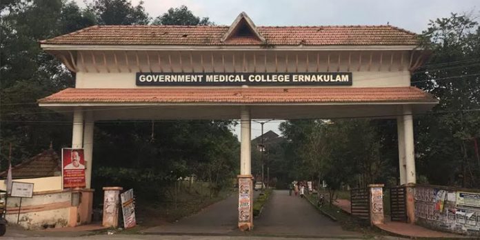 സ്ഥാനാര്ത്ഥിയുടെ വ്യാജ അശ്ലീല വീഡിയോ പ്രചരണം : മെഡിക്കല് കോളേജ് ജീവനക്കാരനെ പിരിച്ചുവിട്ടു സ്ഥാനാര്ത്ഥിയുടെ വ്യാജ അശ്ലീല വീഡിയോ പ്രചരണം : മെഡിക്കല് കോളേജ് ജീവനക്കാരനെ പിരിച്ചുവിട്ടു