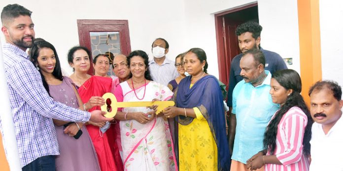ഡോ. എം എസ് സുനിലിന്റെ 245 – മത് സ്നേഹഭവനം പ്രളയത്തിൽ വീട് നഷ്ടപ്പെട്ട രഞ്ജിനിക്കും കുടുംബത്തിനും ഡോ. എം എസ് സുനിലിന്റെ 245 – മത് സ്നേഹഭവനം പ്രളയത്തിൽ വീട് നഷ്ടപ്പെട്ട രഞ്ജിനിക്കും കുടുംബത്തിനും