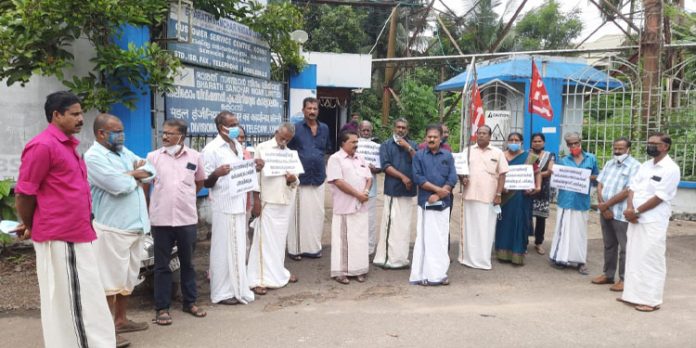 അഖിലേന്ത്യാ കിസാൻ സഭയുടെ നേതൃത്വത്തിൽ ധർണ്ണ നടത്തി അഖിലേന്ത്യാ കിസാൻ സഭയുടെ നേതൃത്വത്തിൽ ധർണ്ണ നടത്തി