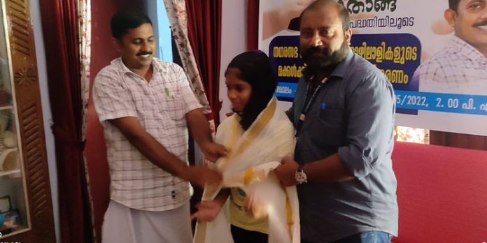 ശുചീകരണത്തൊഴിലാളികളുടെ മക്കൾക്ക് പഠനോപകരണങ്ങൾ നൽകി ശുചീകരണത്തൊഴിലാളികളുടെ മക്കൾക്ക് പഠനോപകരണങ്ങൾ നൽകി