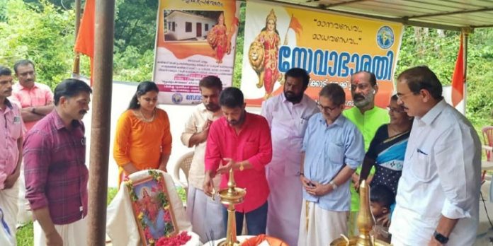 സേവാഭാരതി നിർമ്മിച്ച് നൽകിയ വീടിൻ്റെ താക്കോൽദാനം നടത്തി സേവാഭാരതി നിർമ്മിച്ച് നൽകിയ വീടിൻ്റെ താക്കോൽദാനം നടത്തി