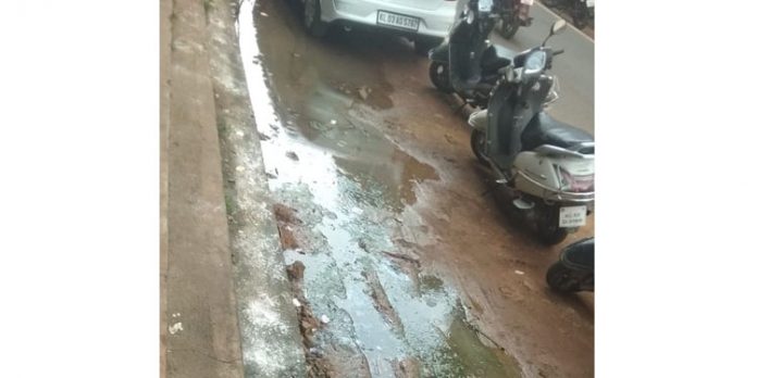 കോന്നി പഞ്ചായത്ത് ഷോപ്പിംഗ് കോംപ്ലക്സിന് പുറകുവശത്ത് മലിന ജലം ദുർഗന്ധം പരത്തുന്നു കോന്നി പഞ്ചായത്ത് ഷോപ്പിംഗ് കോംപ്ലക്സിന് പുറകുവശത്ത് മലിന ജലം ദുർഗന്ധം പരത്തുന്നു